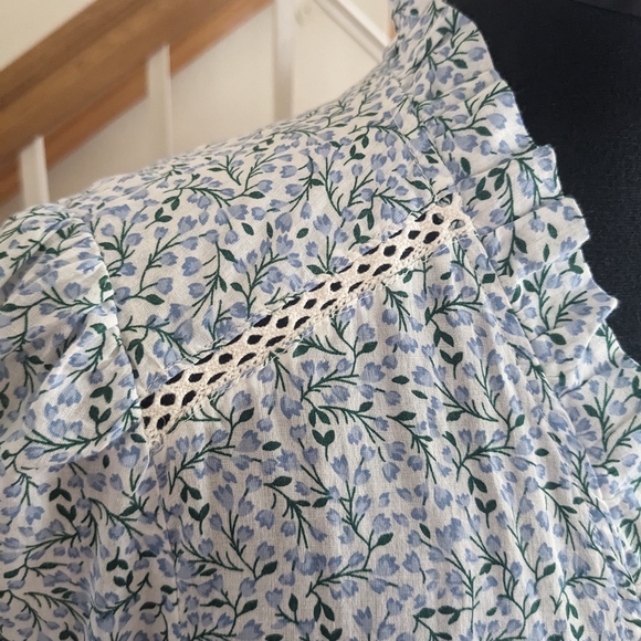 Floral Ruffle Blouse - Picture 2 of 4